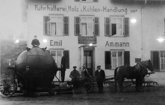hier transportiert Emil Ammann (der "Cholemiggel" auf dem Kessel) den neuen Holzmaische-Kessel vom Bahnhof in die Papiermühle