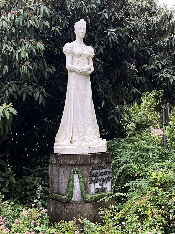 eine Statue Stéphanies am Stefanienufer in Mannheim, das sie selbst in der heutigen Form anlegen liess. Die Statue ist dem obigen Gemälde von François Gérard nachempfunden