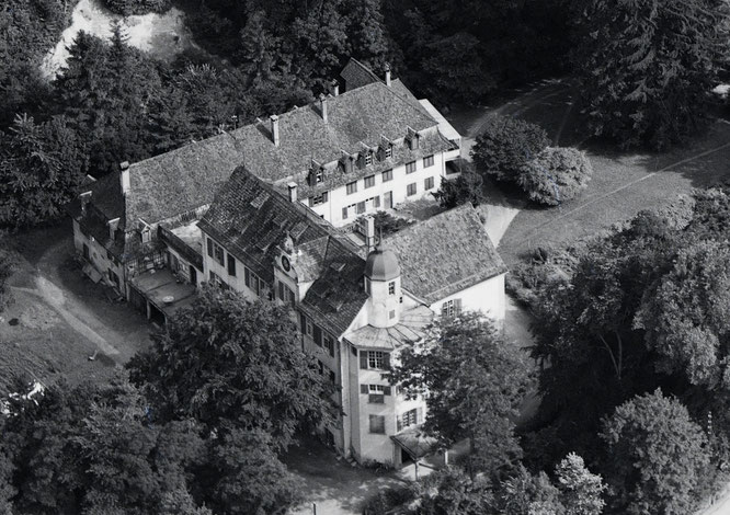 Schloss Hard in einer Luftaufnahme von 1958; Bibliothek der ETH