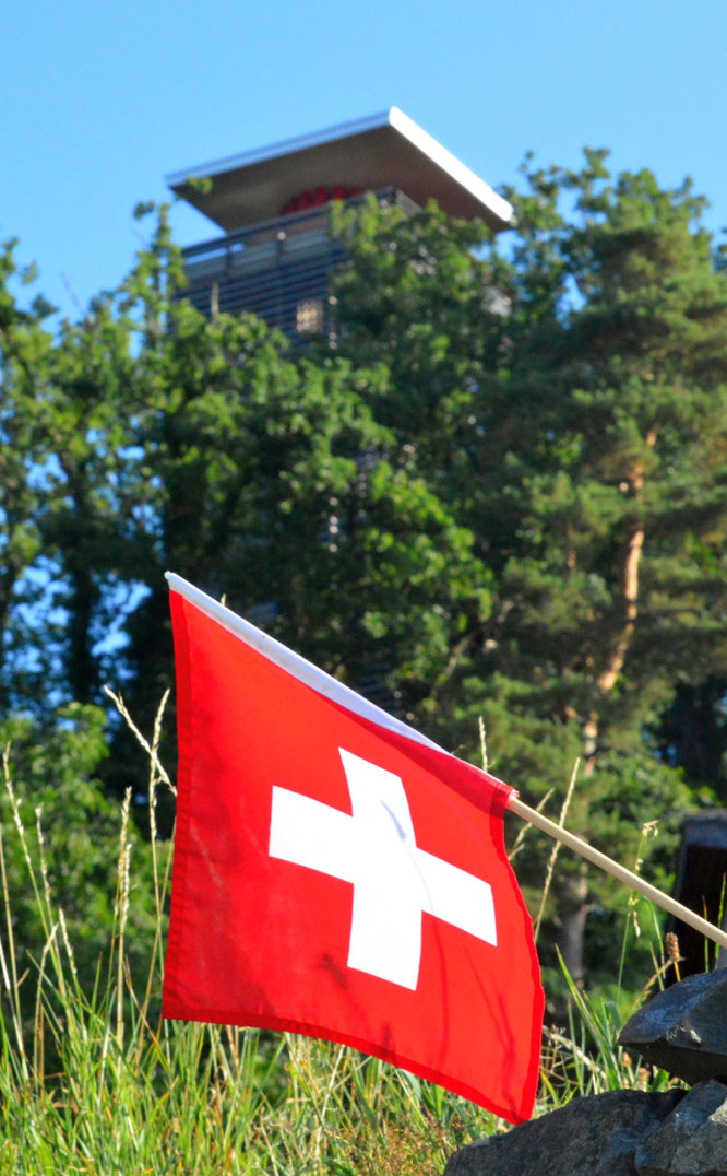 Gehen Sie nach dem Turmbesuch noch auf (oder besser: in!) den See; er ist 26 Grad warm.