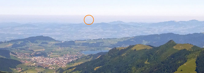 der Blick zurück zum Napoleonturm über Einsiedeln und den Sihlsee; zwischen Bachtel und Hörnli hindurch