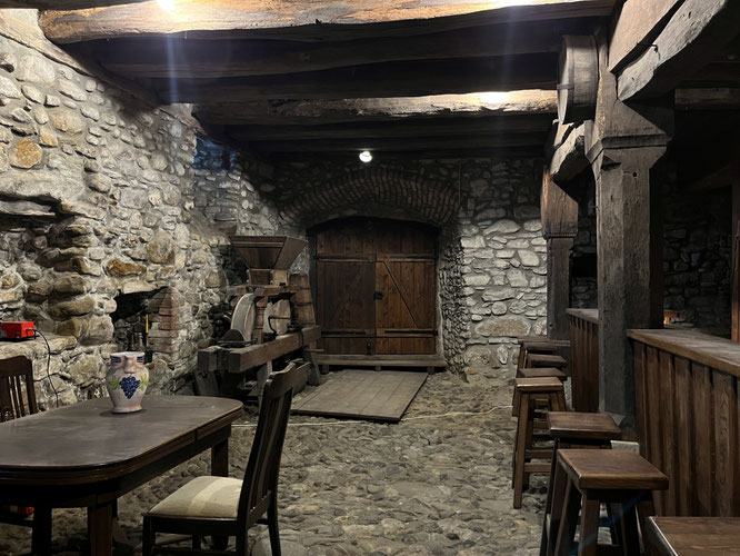 diese Bar steht in der nordöstlichen Ecke des kellergeschosses, sicherlich mit den originalen Mauern des allerersten Gebäudes aus dem Mittelalter