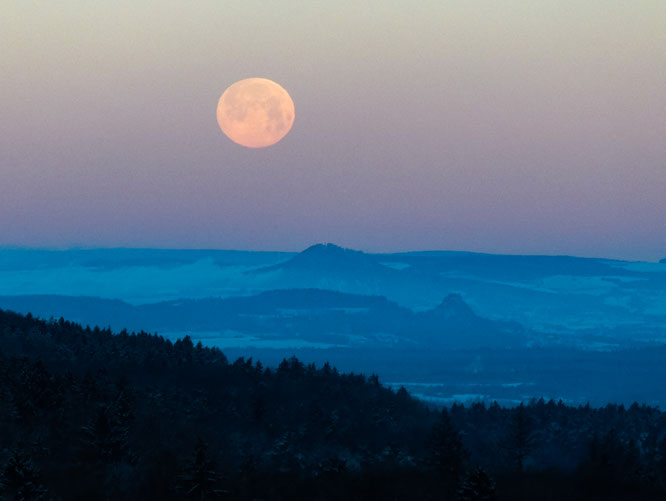 So sehen wir vom Napoleonturm aus den Vollmond hinter dem Hohenhewen und dem Hohenkrähen untergehen, ...