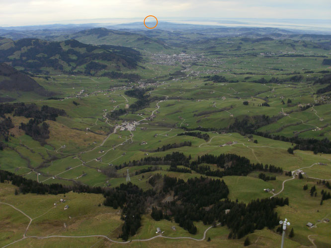 der "Blick zurück" über Brülisau und Appenzell zum Napoleonturm