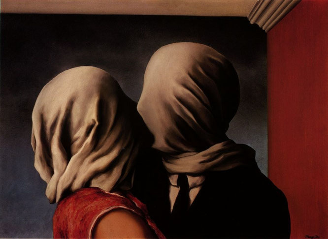 ルネ・マグリット《恋人たち》（1928年）マグリット作品で顔が隠されている物が多い理由は、母親の自殺現場のトラウマだと言われている。