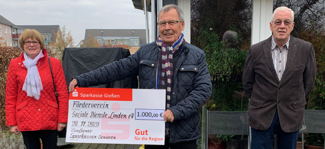 Christel Müller und Gerhard Paul (r.) übergeben eine Spende in Höhe von 1.000 Euro  an Dr. Ulrich Lenz, den 1. Vorsitzenden des Fördervereins soziale Dienste Linden (Foto: Hans Pfaff)