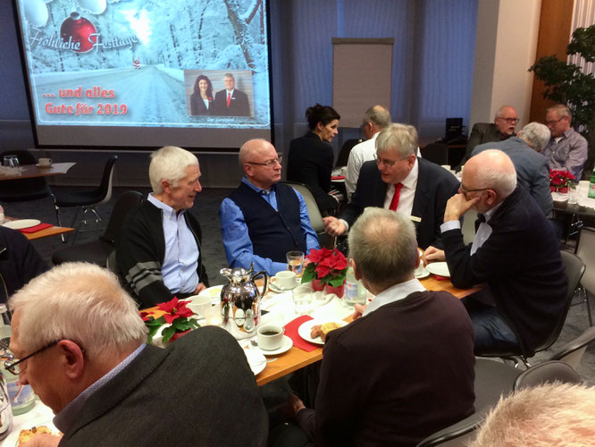 Vorweihnachtliches Treffen in der Sparkasse (Foto: Hans Pfaff)