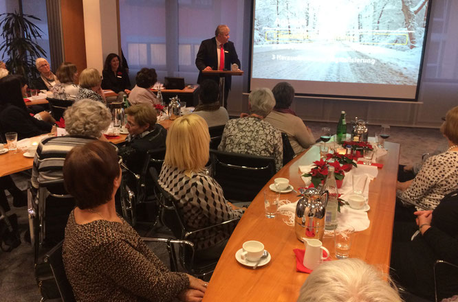 Vorweihnachtliches Treffen in der Sparkassenzentrale (Foto: Hans Pfaff)