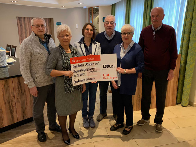 Barbara Wolters (3.v.l.) nimmt den Spendenscheck von Bernd Sprankel, Angelika Wagner, Gerhard Paul, Doris Ihle und Franz Kuchar (v.l.) entgegen. (Foto: Hans Pfaff)