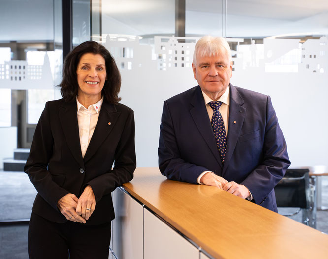 Die Vorstände Ilona Roth (stv. Vorsitzende) und Peter Wolf (Vorsitzender) freuen sich über die positive Geschäftsentwicklung (Foto: Sparkasse Gießen)