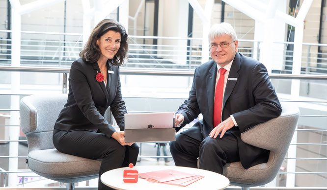 Die Sparkassen-Vorstände Ilona Roth und Peter Wolf sind mit der Geschäftsentwicklung im Jahr 2023 zufrieden. (Foto: Melanie Zabel)