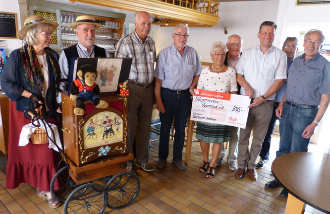 (v.l.) Das Drehorgel-Duo Rita und Rolf Mattern, die Sparkassen-Senioren Franz Kuchar. Gerhard Paul, Angelika Wagner und Gerhard Dreher mit den Vertretern des Bürgervereins Roland Kauer, Alfred Zecher und Gunter Weckmann. (Foto: Hans Pfaff)