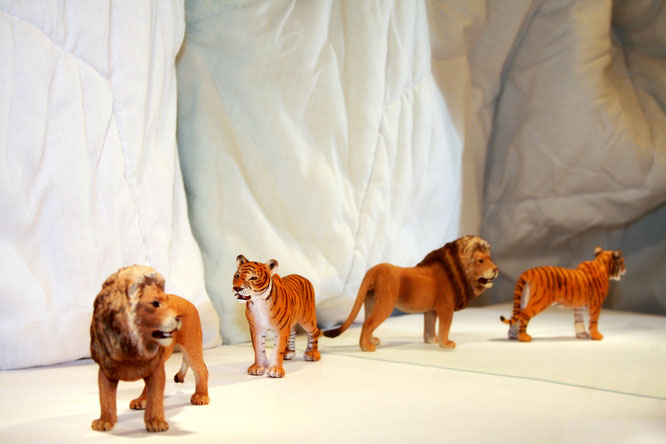 Der Löwe jagt die Tigerin. Oder den Löwen jagt die Tigerin? Einer der Sätze, die von Patienten im Experiment mit Spielfiguren nachgestellt werden. Objekt und Subjekt richtig zuzuordnen fällt ihnen dabei oft schwer.