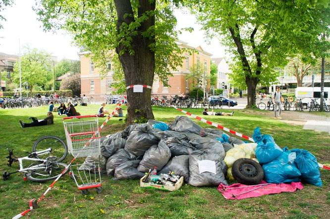 Der Campus-Clean-Up ist eines der vielen Projekte an der Uni Tübingen, welche durch die Studierenden im Beirat für nachhaltige Entwicklung geplant und umgesetzt werden.