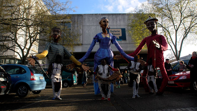 Les Grandes personnes du Boromo photographiées par Yvan Pousset devant la Galerie Neuve lors du festival Plumes d'Afrique