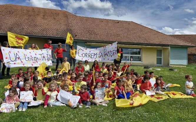 Source Photo : La république des Pyrénées. La culture occitane bien fêtée par les écoliers lors du passage de La Passem en 2024.