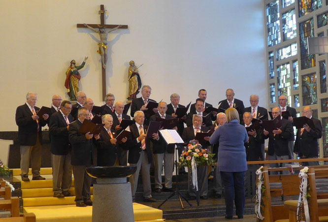 Erstmals unter seiner neuen Leiterin Saskia Krügelstein trat der Gesangverein Traßlberg auf. Bild: hfz 