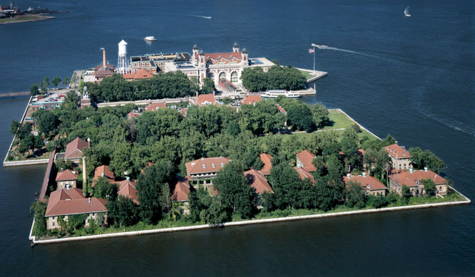 Ellis Island è un'isola di proprietà federale nel porto di New York, situata all'interno degli stati americani del New Jersey e di New York, che era la stazione di ispezione e trattamento degli immigrati più frequentata degli Stati Uniti. Dal 1892 al 1954