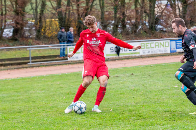 Maximilian Junele legt das 2:0 für den FC Ettenheim/Altdorf auf.