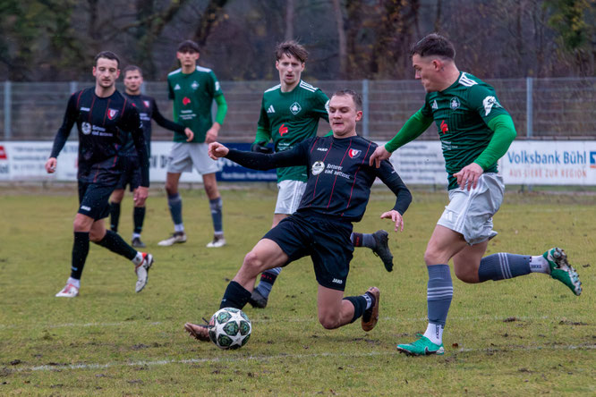 Vor allem in der ersten Halbzeit machten die Gäste das beste aus den schwierigen Bedingungen, schafften aber keinen zweiten Treffer. Hier setzt sich Robin Schmidt durch.