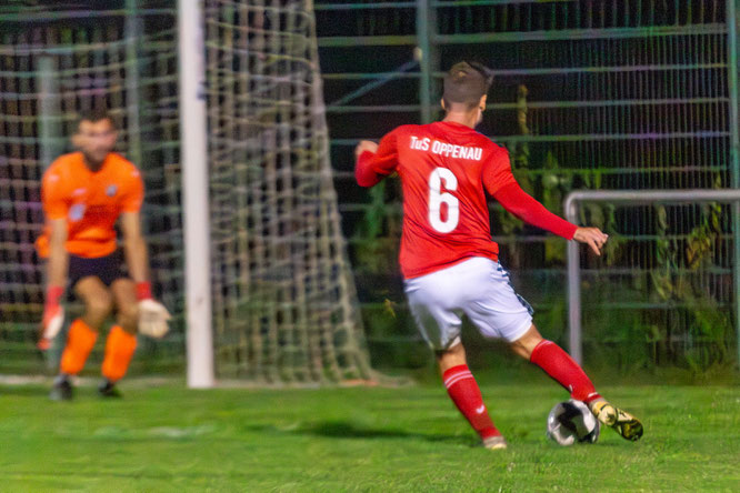 Keeper Mario Echle hielt, was es zu halten gab. Hier gegen Oppenaus späteren Torschützen Markus Feger.
