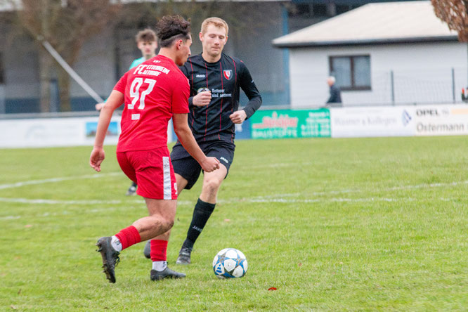Steinachs Philipp Schwörer hatte eine der wenigen SVS-Chancen in der Anfangsphase. Hier verteidigt durch Ettenheim/Altdorfs Jameel Mohammad Nouri