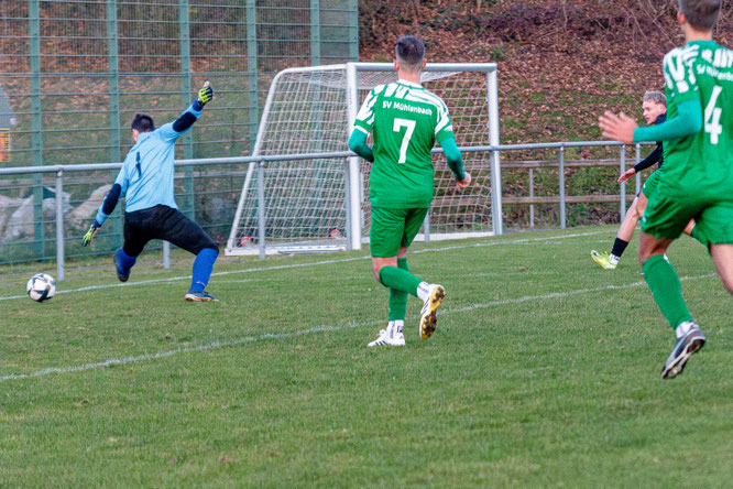 Leon Schwendemann trifft zum 1:0 für die Gastgeber