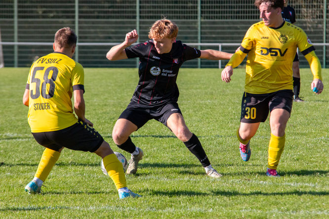 Fabio Vögele gegen den Sulzer Torschützen Raphael Riehtmüller