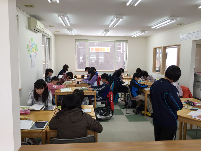 午前中はたくさんの生徒が来てくれています。でも…午後の始まりは…、みんな午後一はねらい目だぞ!