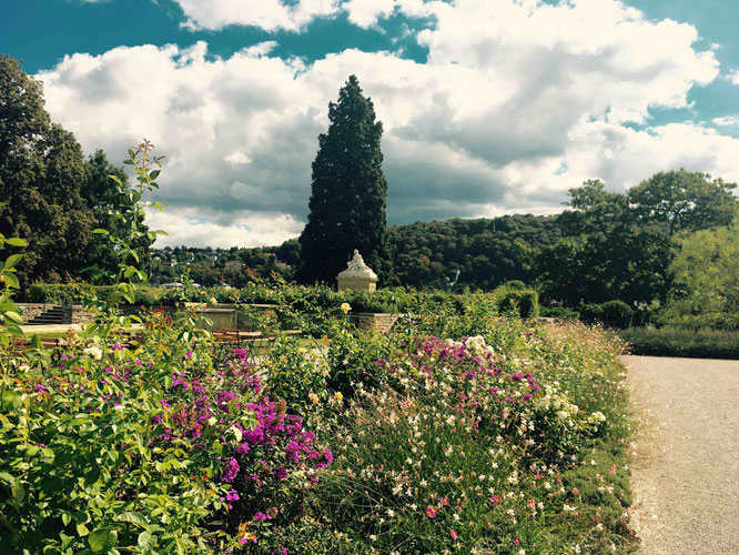 Der romantische Schlossgarten mit der Statue Vater Rhein und Mutter Mosel