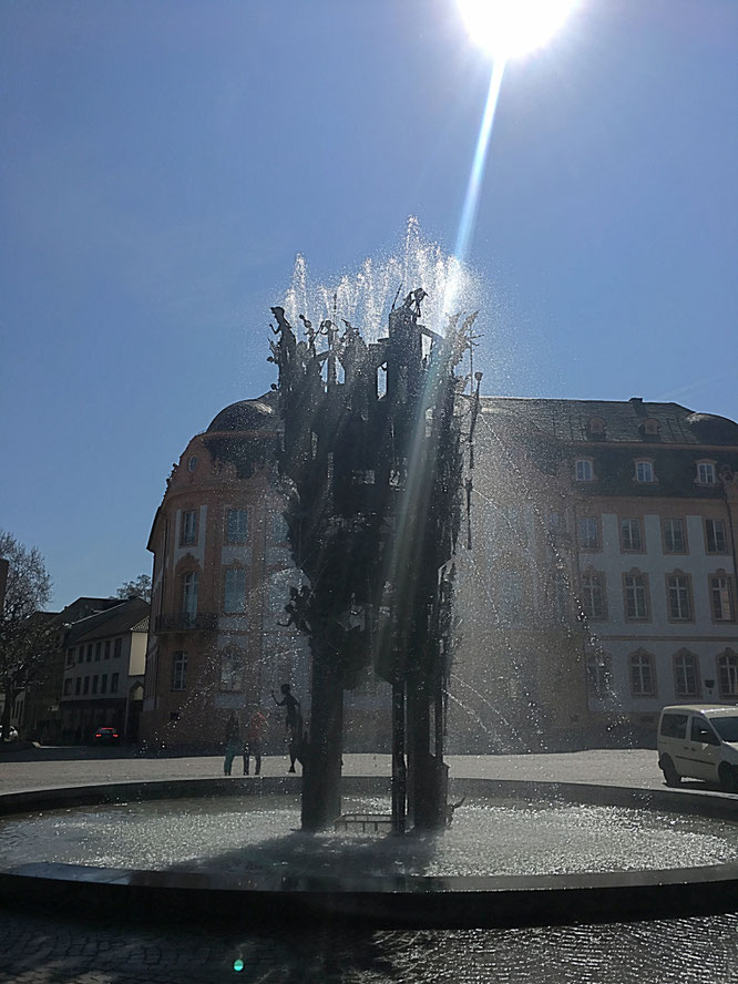 Der Fastnachtsbrunnen auf dem Schillerplatz in Mainz