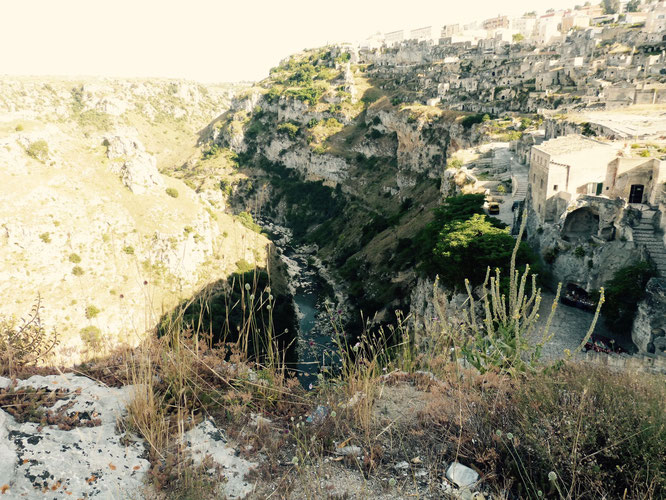 Der tiefe Blick in die Gravina Schlucht in Matera