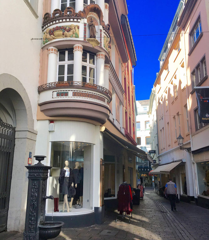 Altstadt Koblenz: In den Gassen zwischen den tollen Plätzen macht das Einkaufen besonders viel Spaß.