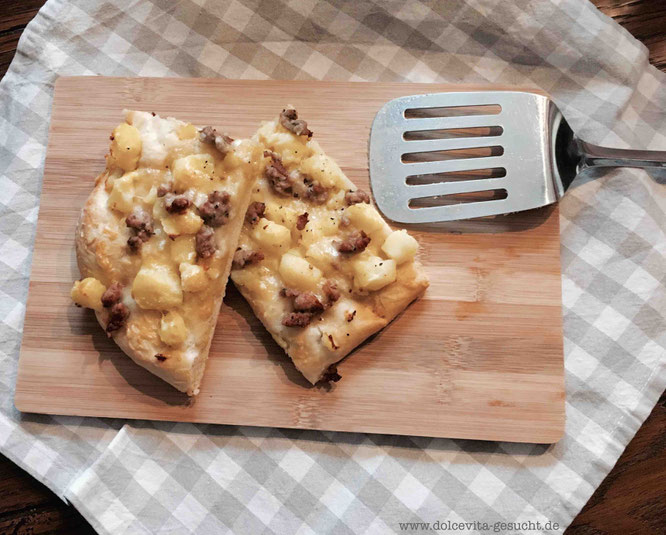 Rezept für Pizza al taglio mit Kartoffeln, Bratwurst und Käse
