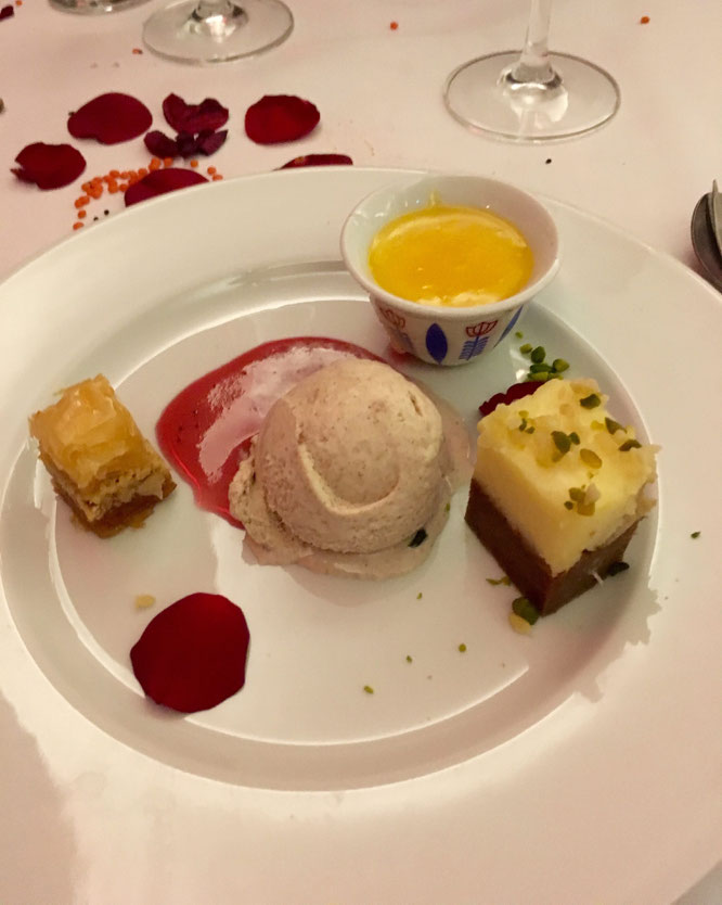 Zimteis begleitet von drei weiteren Köstlichkeiten.