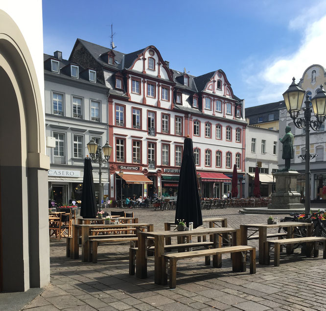 Platz nehmen auf dem pittoresken Jesuitenplatz.