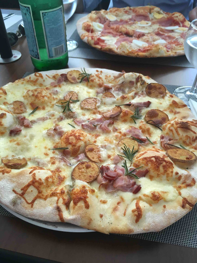 Kartoffel-Pizza in Ristorante Villa Venezia...