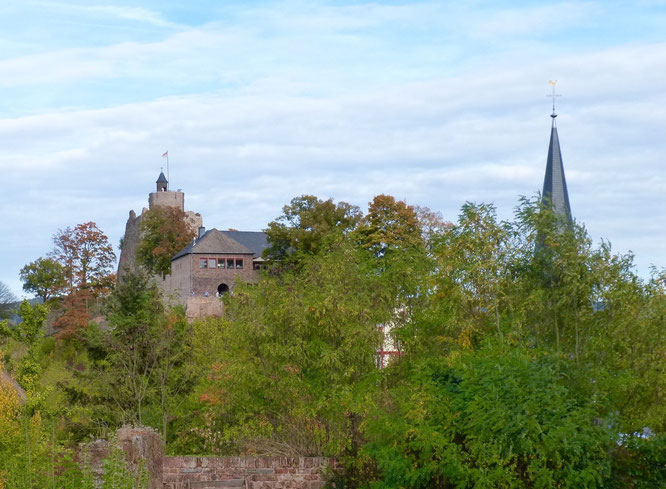 Die Saarburg liegt gleich um die Ecke. Vor der Burg führt auf der rechten Seite eine Treppe zu einem Belvedere. 