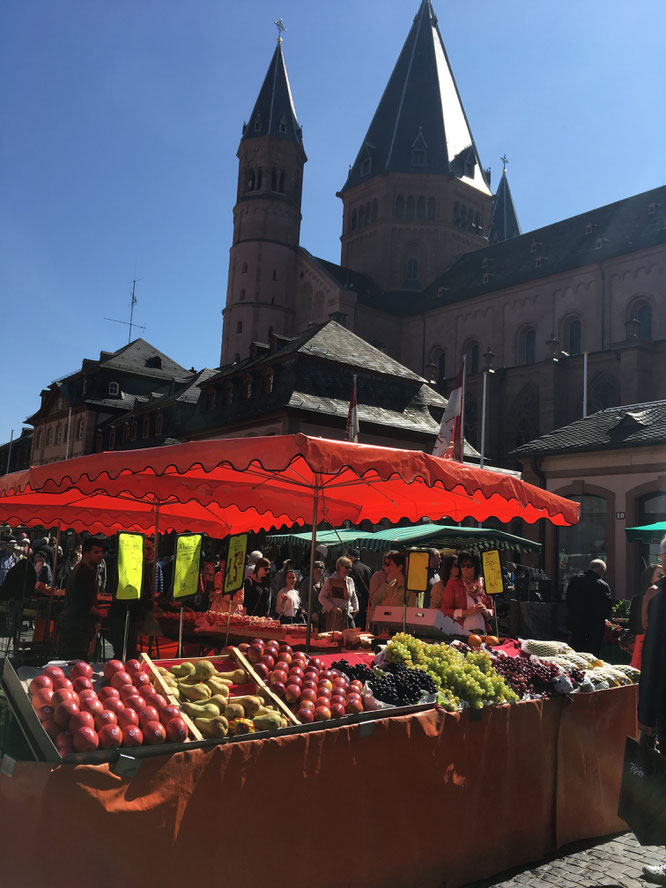 Der Wochenmarkt findet rund um den Dom dienstags, freitags und samstags statt.