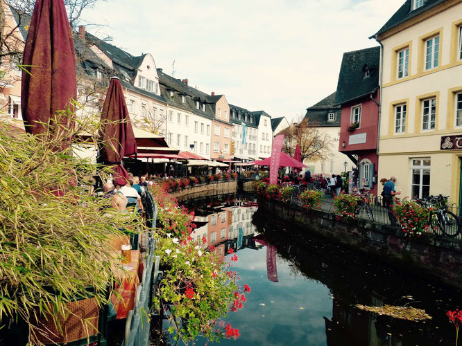 In dem Kanal, der mich an Brügge und weniger an Venedig erinnert, verläuft der Leukbach.