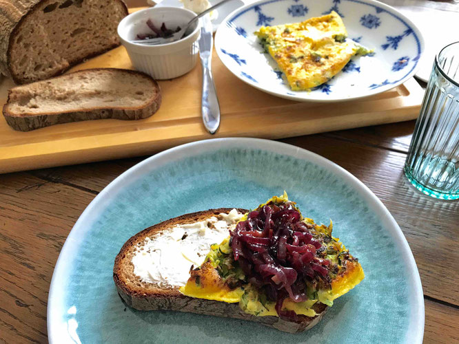Bruschetta mit Zucchini-Frittata und karamellisierten roten Zwiebeln - Buon Appetito!
