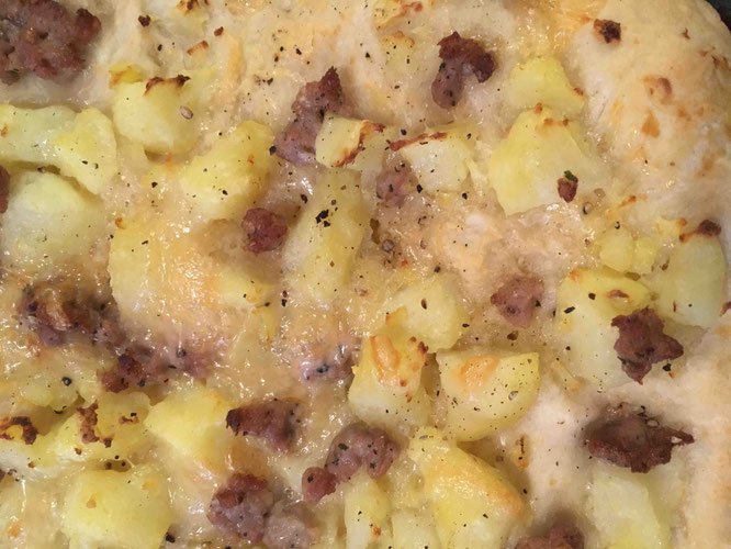 Im Focus: Pizza mit Kartoffeln und Bratwurst, auf die ich am Ende immer gerne zwei bis drei Umdrehungen frisch gemahlenen Pfeffer gebe.