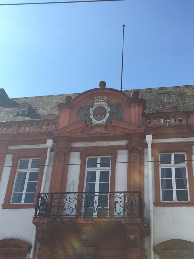 Die Stadtfarben von Mainz sind Rot und Weiß.