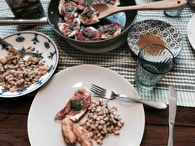 Rezept für Saltimbocca alla Romana mit einem Salat aus Cannellini-Bohnen