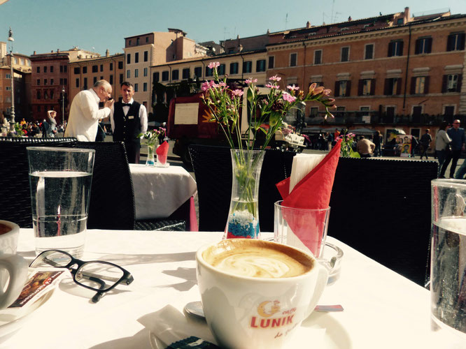 Selbstverständlich macht Kaffeetrinken in Rom auch im Sitzen Spaß!