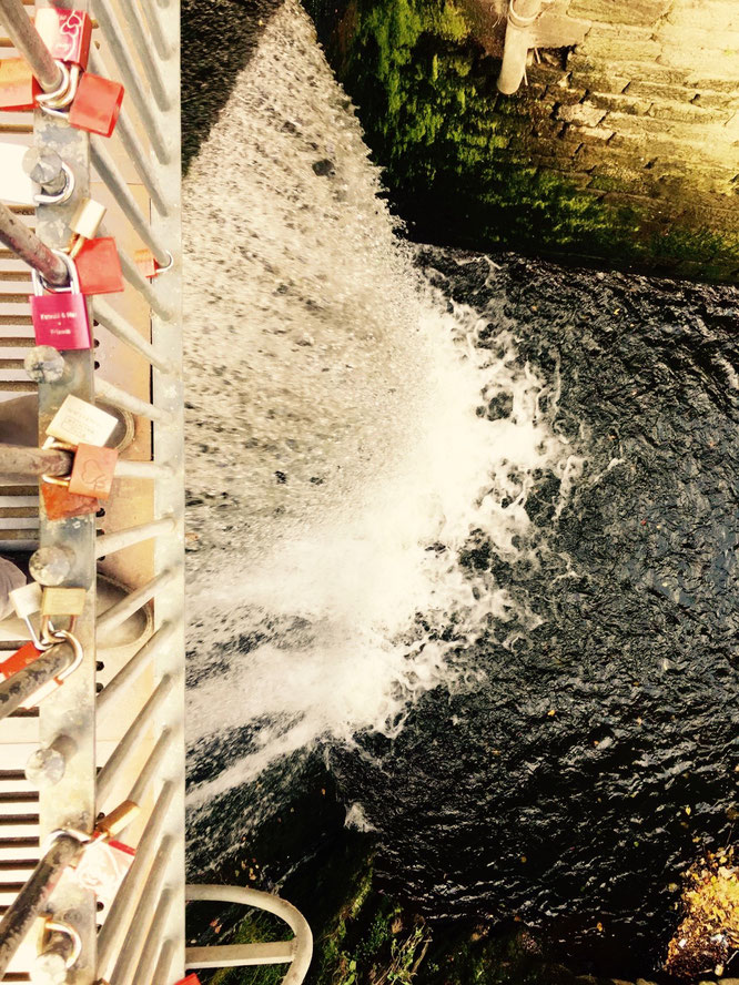 Romantischer gehts nimmer - Liebes-Schlösser über dem Wasserfall.