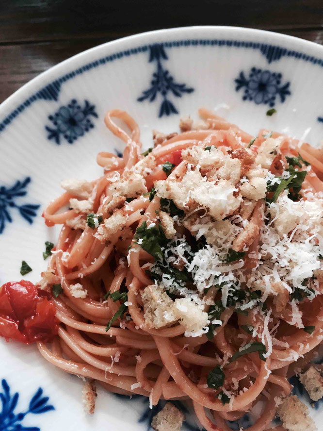 Rezept für Nudeln mit Sardellen, Tomaten und Knusperbrot