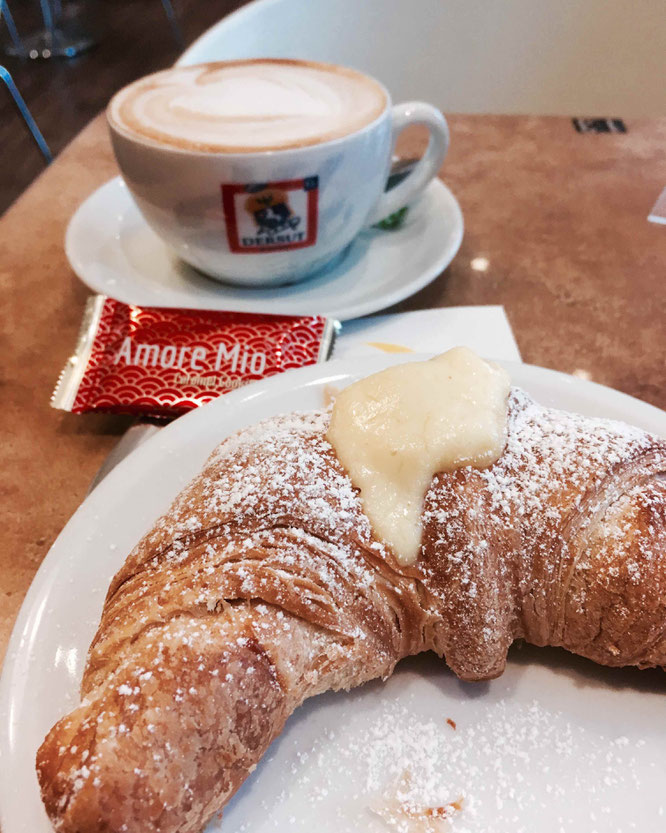 Typisch italienisch frühstücken in Koblenz: Cappuccino e Cornetto