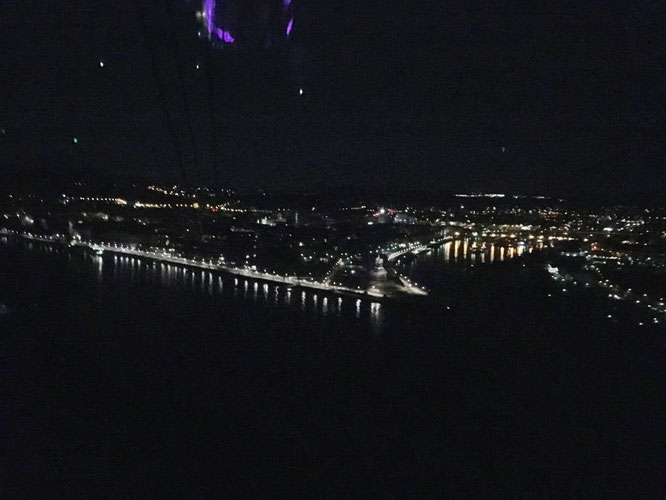 Eine Fahrt in der Seilbahn ist nachts absolut spektakulär