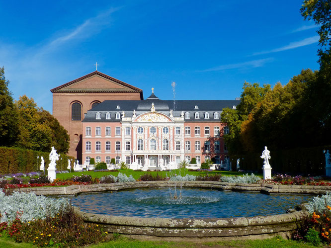 Blick vom Palastgarten auf die Konstantin-Basilika und das Kurfürstliche Palais. 